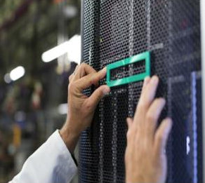 HPE P40565-B21 1.92TB NVMe Gen3 2.5’’ U.2 RI green circuit board